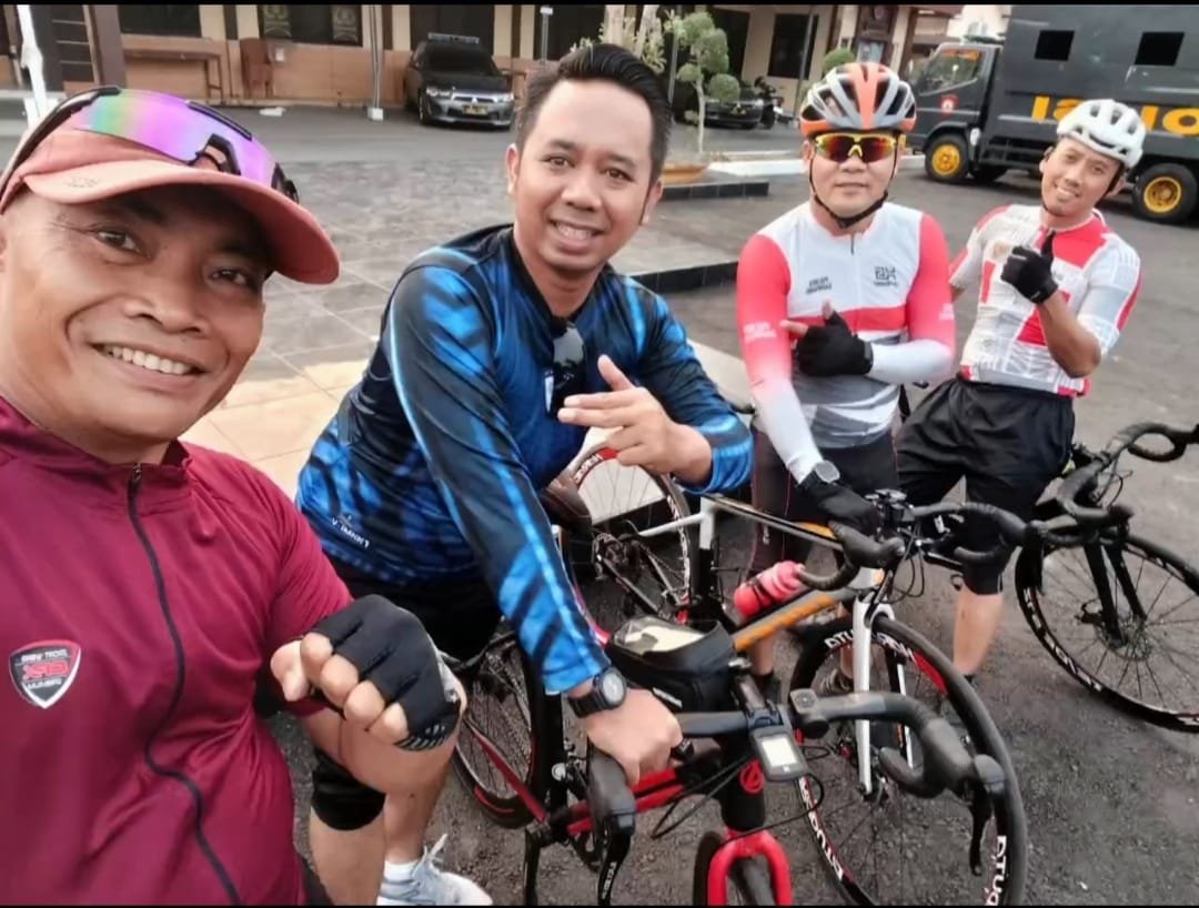 Demi Jaga Kesehatan Bersama Kanit Regident Satpas Polres Sampang Manfaatkan Hari Minggu Libur Kerja Untuk Goes Bersama Anggota