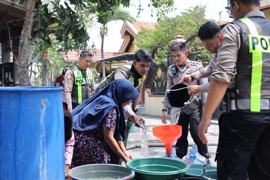 Kemarau, Satlantas Polres Gresik Salurkan Air Bersih ke Warga Pandanan