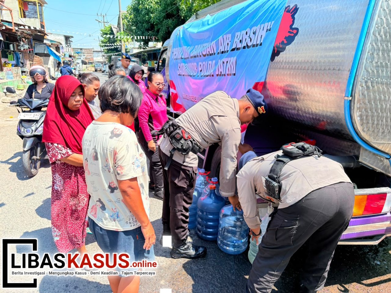 Brimob Polda Jatim Salurkan 37.000 Liter Air Bersih untuk Warga Terdampak Kemarau
