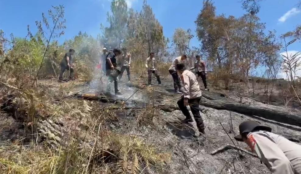 Polres Bondowoso dan Tim Gabungan Tembus Medan Ekstrem, Karhutla Dilereng Ijen Berhasil Dipadamkan