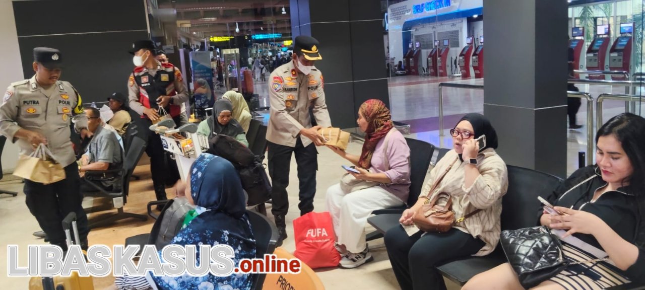 Polresta Bandara Soetta bersama Otoritas Bandara Berbagi Snack dan Minuman Gratis di Terminal 2