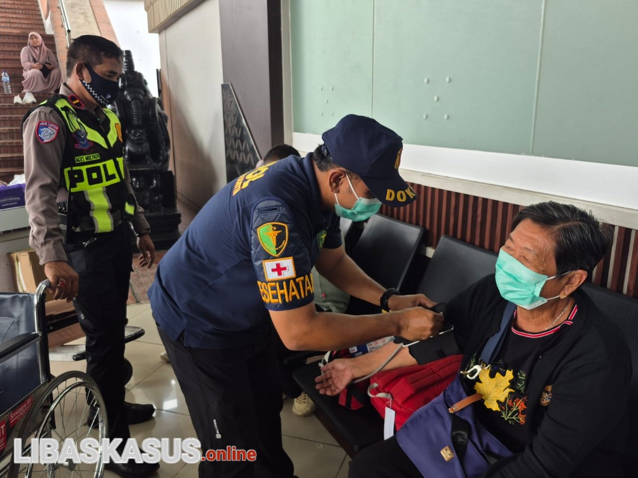 Polresta Bandara Soetta Beri Layanan Kesehatan dan Masker Gratis untuk Penumpang Pesawat yang Tertunda Akibat Erupsi Anak Krakatau