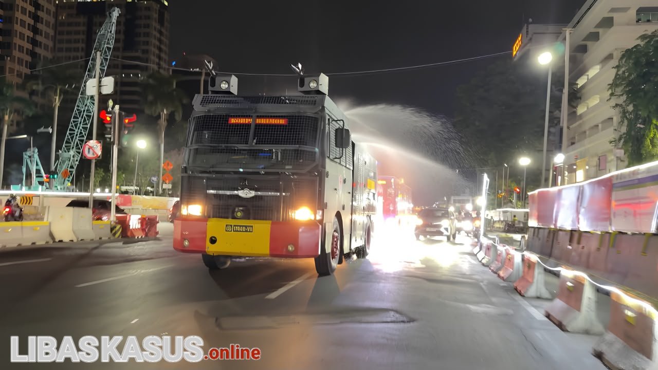Brimob Polda Metro Jaya Semprot Jalan dan Bagikan Masker Antisipasi Abu Vulkanik Anak Krakatau