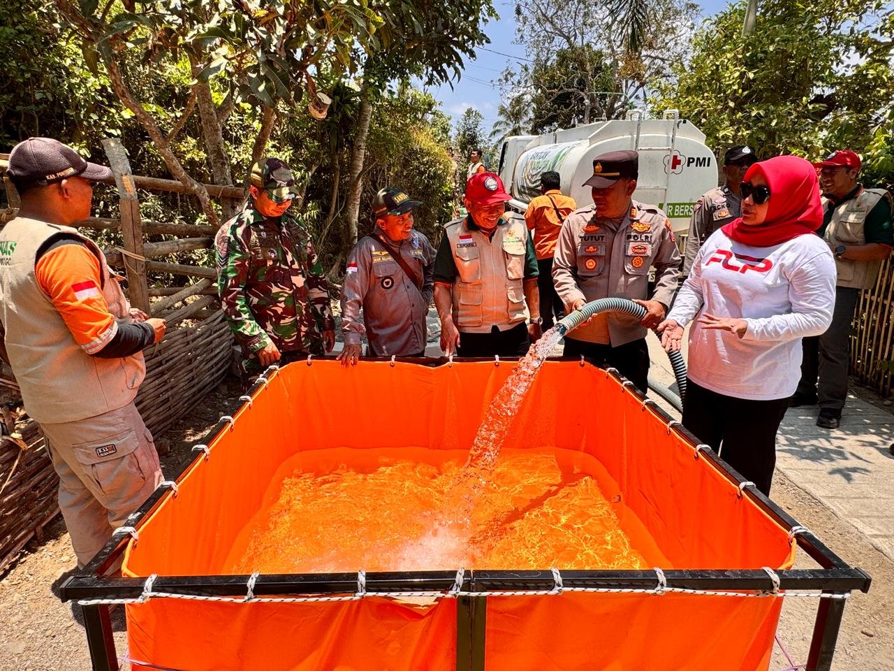 Sinergi Lintas Instansi, Polres Ponorogo Salurkan Bantuan Air Bersih untuk Warga Desa Tumpuk